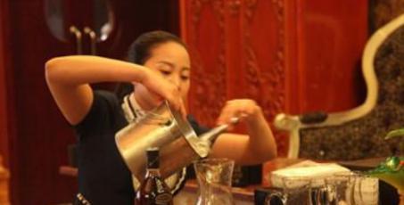 人狂必有天收！2017年，杭州萧山一男子在KTV逼迫服务员跪着倒酒，女服务员不跪