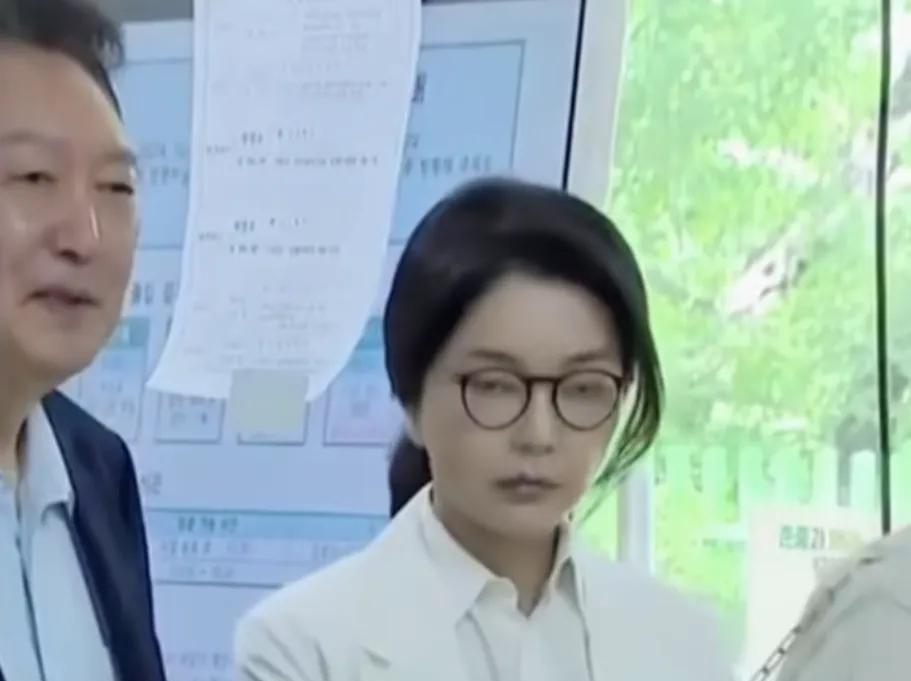 尹锡悦总感觉不太聪明的样子，只要跟自己的小娇妻在一起，只会一直傻笑，傻笑，还是傻