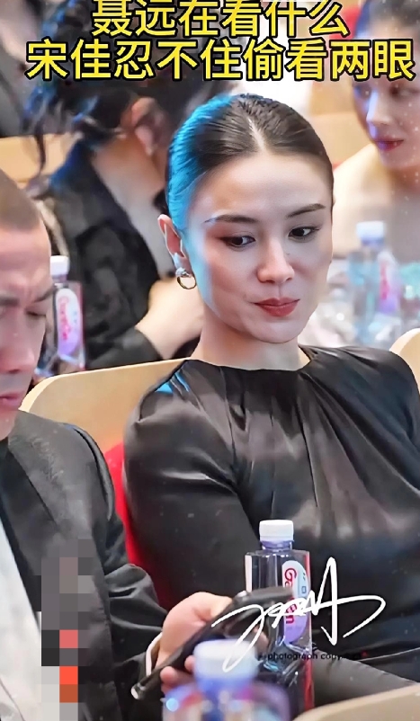 聂远看手机中，宋佳忍不住偷喵两下，这表情也太萌了，网友评论:宋佳太可爱了[星星眼