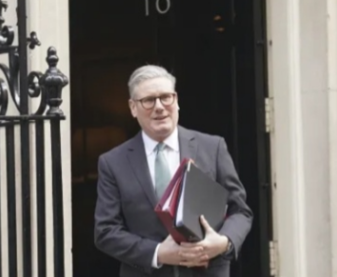 英国首相斯塔默5日赞扬了英军在阿富汗和伊拉克的牺牲，委婉地指责了万斯。

斯塔默
