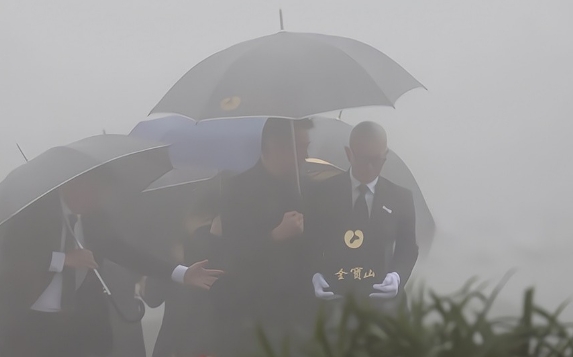3月15日台北金宝山暴雨倾盆，大S骨灰在玫瑰园入土时，53岁具俊晔光头造型首度曝