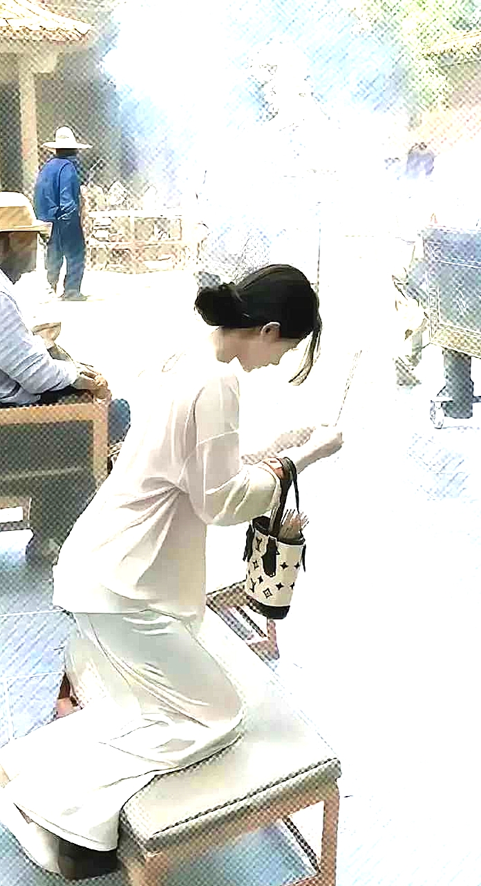 一看就是富贵人家的女人，她还缺啥呢？