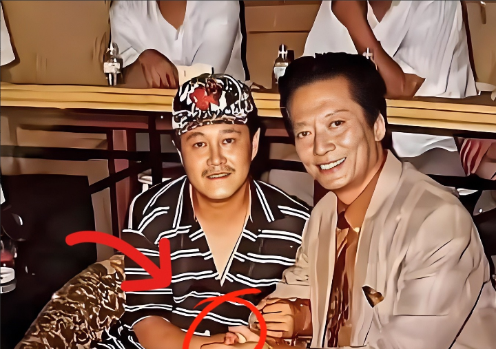 我看了这张老照片沉默好久，
突然明白为什么赵本山
如今地位这么高，原来有部分原因