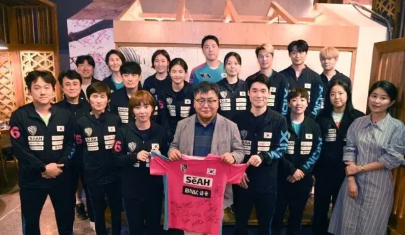 韩国队结束比赛后出席了韩国驻卡塔尔大使馆的午宴，向大使馆赠送了全队的签名球服
世