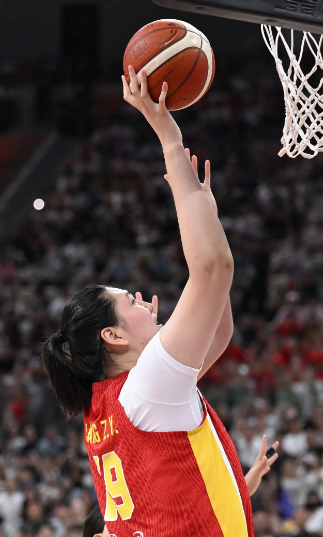 中国女篮啥都不要想！就是坚决打张子宇！够不着真的够不着啊！张子宇一次投篮刷了两个