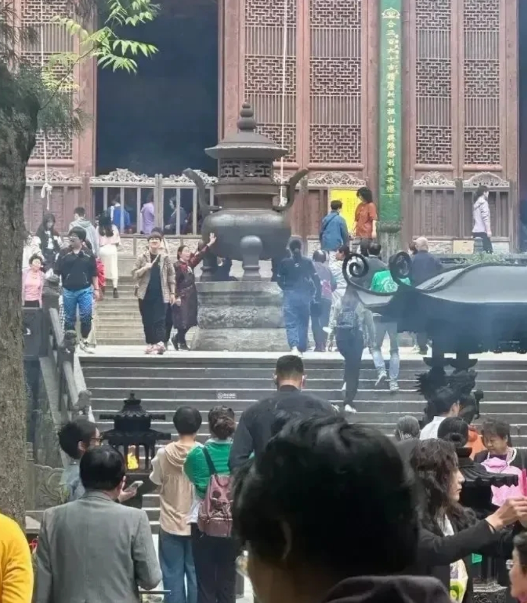 看到王博教练去灵隐寺祈福的消息，突然觉得这届CBA总决赛有点玄学味道了。广厦这些