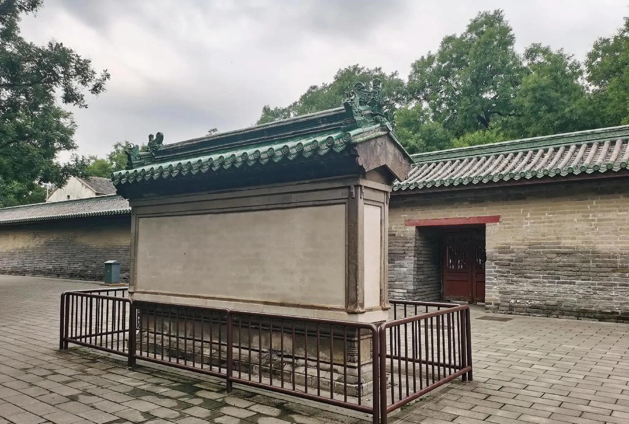 去天坛玩，本来打算到祈年殿里参观一下，进去以后，一看这人实在是太多了。
没有到祈