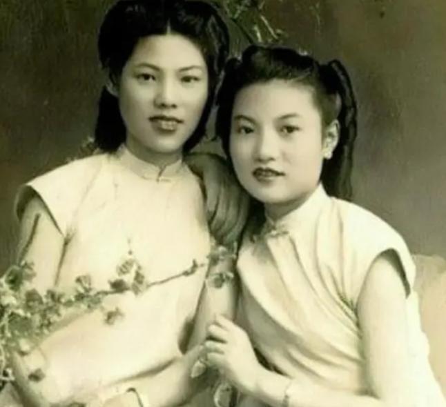 1936年6月，一列从吉林开往齐齐哈尔的火车正缓缓行驶，车厢里坐满了赶路的百姓，