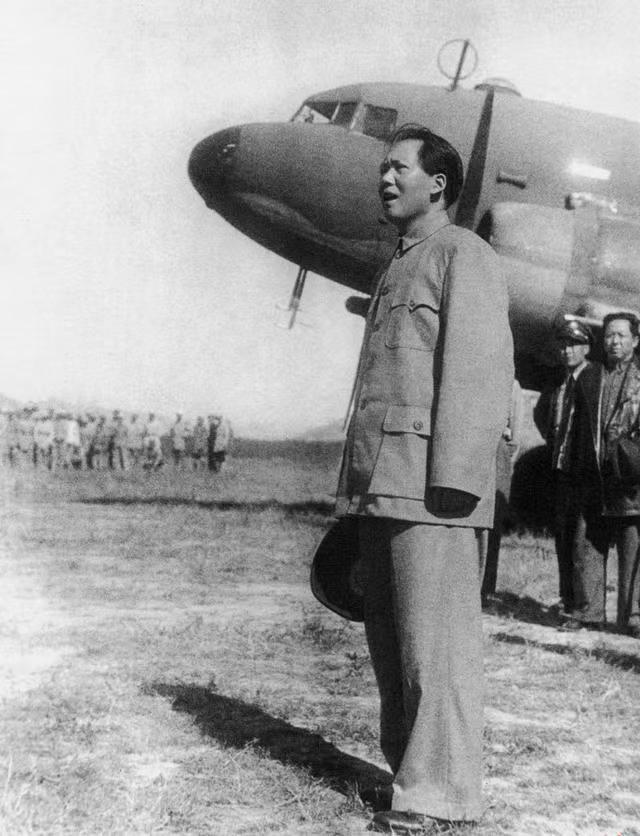 1945年10月11日，刚刚从重庆同蒋介石进行和平谈判归来，毛主席在延安机场向欢