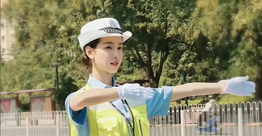 交警警花陈都灵指挥交通中，她怎么这么可爱？