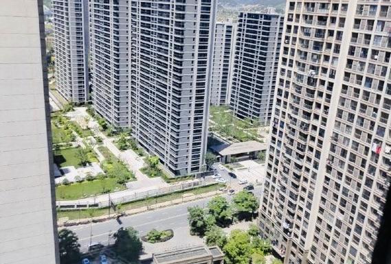 今年你还会买房吗？
第一、有一个新闻，杭州每25个人中就有2个网约车司机，意思就