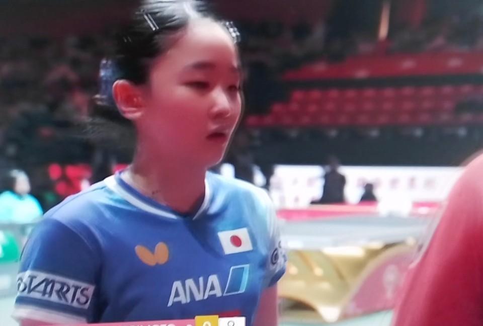 张本美和让球了，没打刘洋子11：0，但心里憋着气，仿佛在说：我就是要击败你们整齐