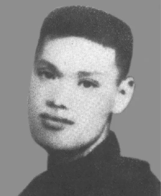 1985年，福建宁德一个冷冻厂的广播喇叭里，传来寻找烈士后代的消息。
人群中，一