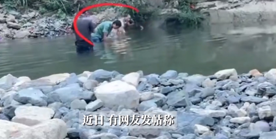 “这就是坐地起价！”近日，浙江杭州，一女子在玩漂流的时候，手机不慎落入水中，结果