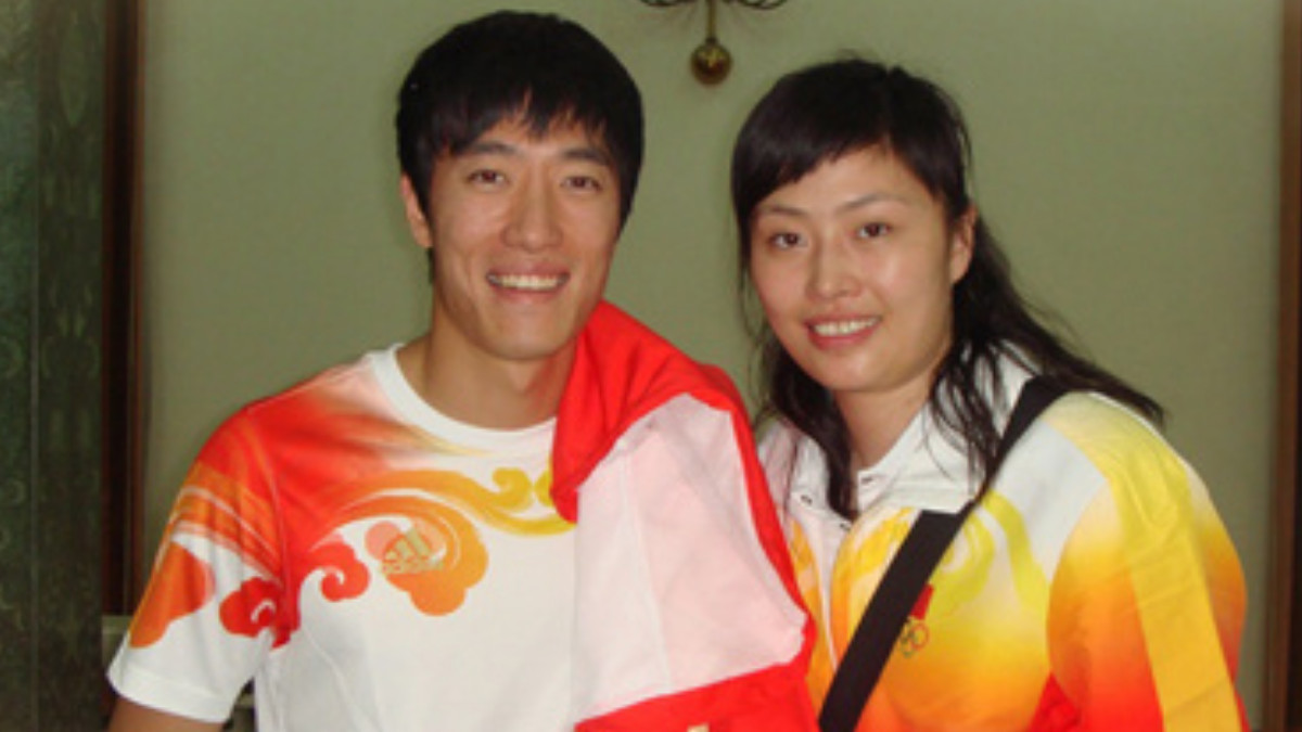 在世界飞人刘翔的身边，世界第一背飞女王，好像也变得温婉可人了