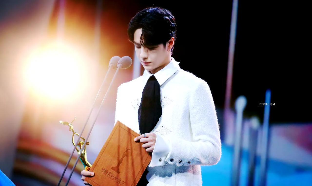 喜欢王一博的一些领奖被抓拍图。
他一直那么谦虚低调。
认识他的人给他的评价几乎都