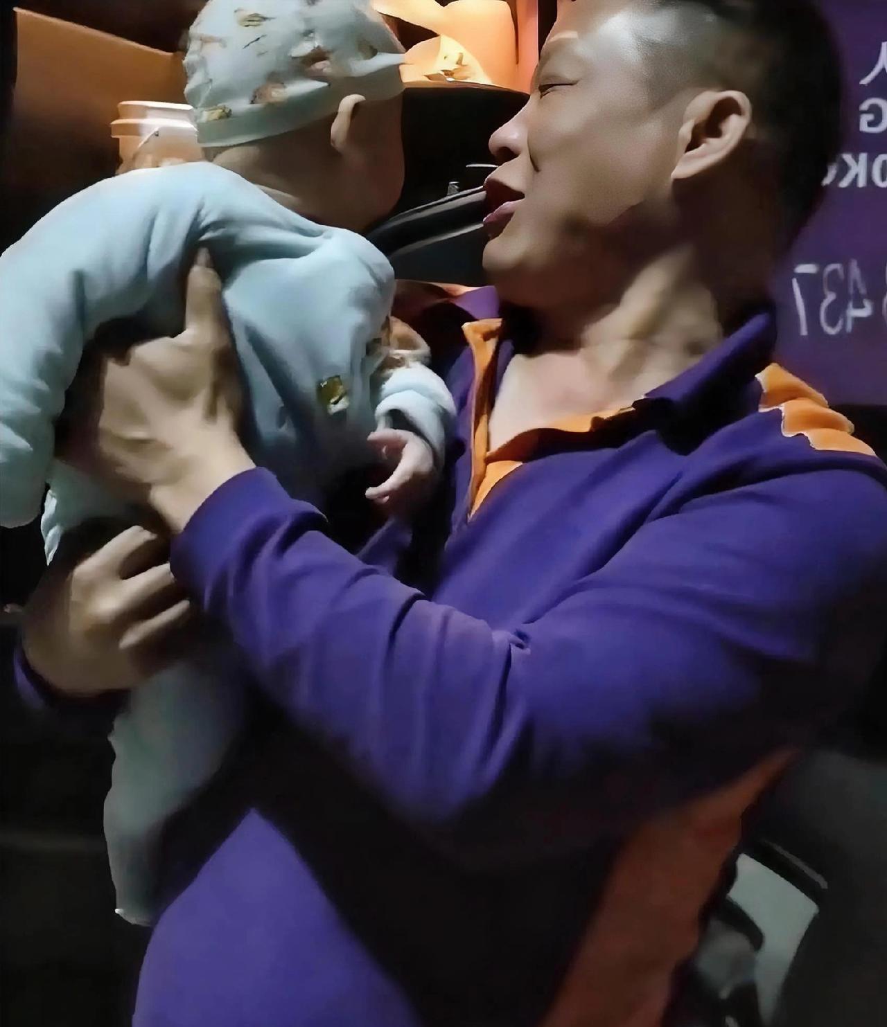 凌晨1点左右，男子接过女婿从家里带过来的吃食，放到了大货车驾驶室内，当看到年幼的