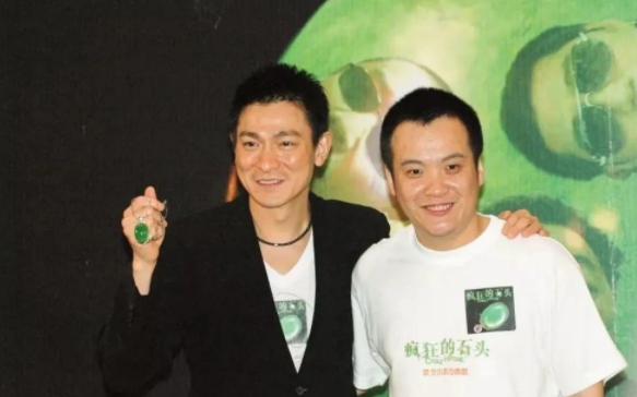 有一次，刘德华接受采访时说：“进入娱乐圈25年，无论是哪个朋友有困难，我都会竭尽