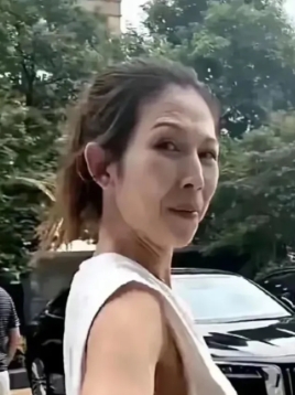 蔡少芬：从港姐到演技派，岁月变迁中的美丽蜕变

50多岁的蔡少芬，近日亮相令人惊