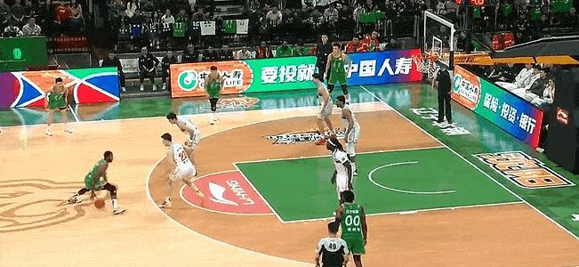兄弟！莫兰特的庆祝动作可别学啊！
在今天CBA季后赛辽宁对阵新疆的第二节比赛中，