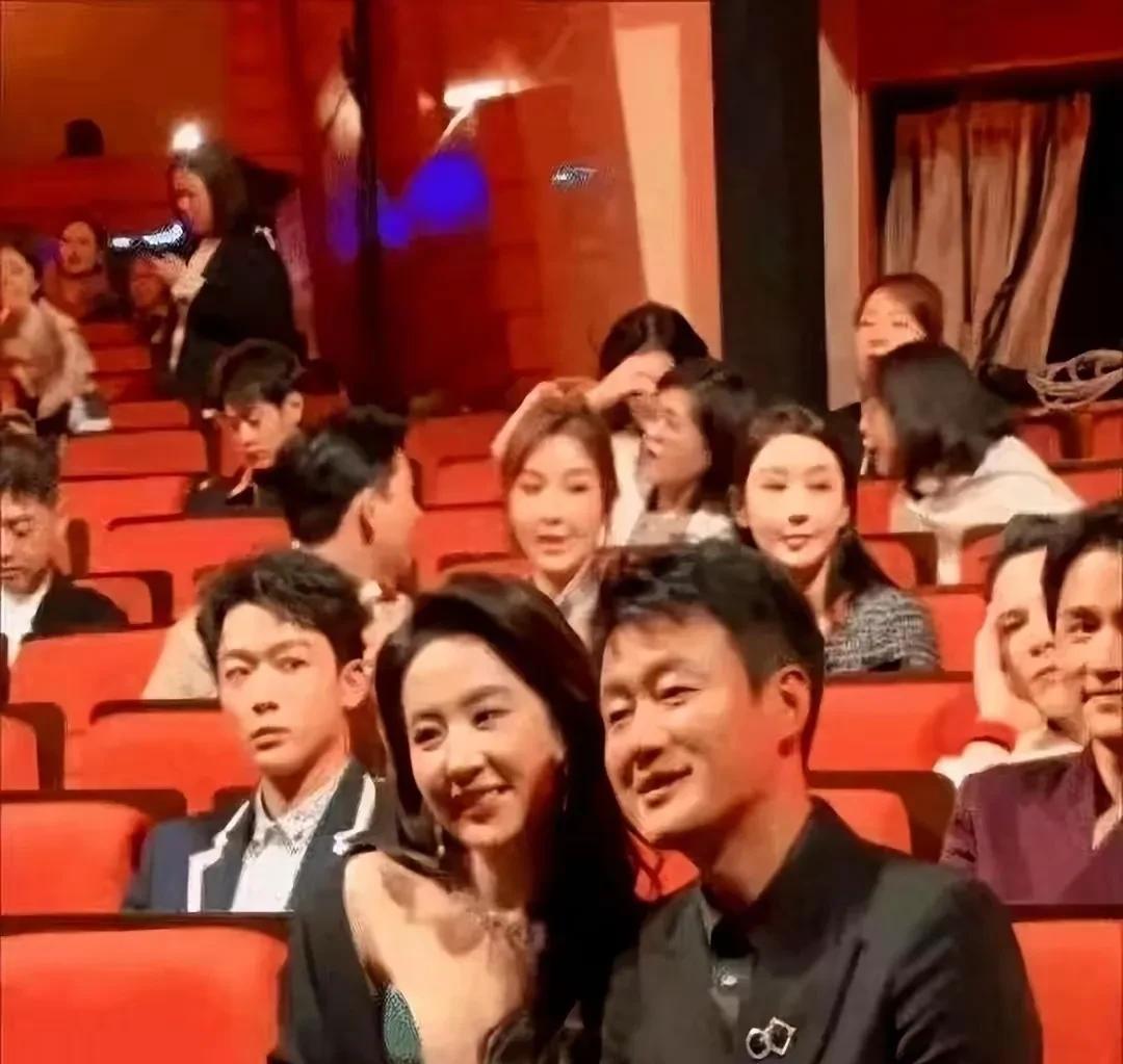 刘亦菲和这个男人的合照挺吸引眼球的，很少看到刘亦菲和一个男人在公共场合有这么亲密