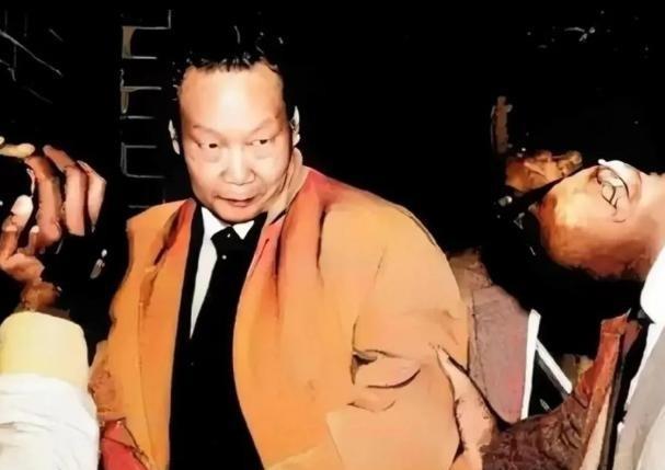 1986年，潜伏美国长达37年的王牌特工金无怠被捕，在遭受严酷审讯后，他却突然说