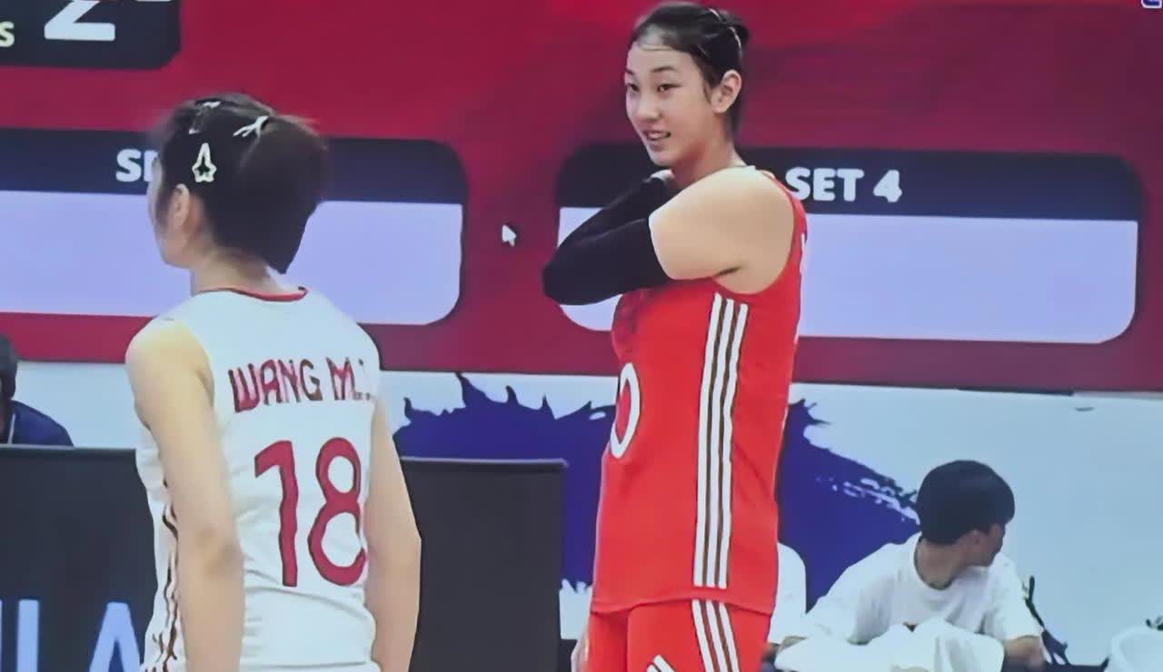 中国女排与泰国女排热身赛第二局结束，中国女排25-22赢下第二局，李盈莹继续在场