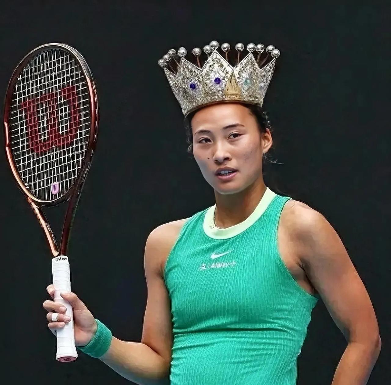 郑钦文晋级女王杯8强，
仔细查了查
原来这是她首次打进草地八强
女王杯是她重要突