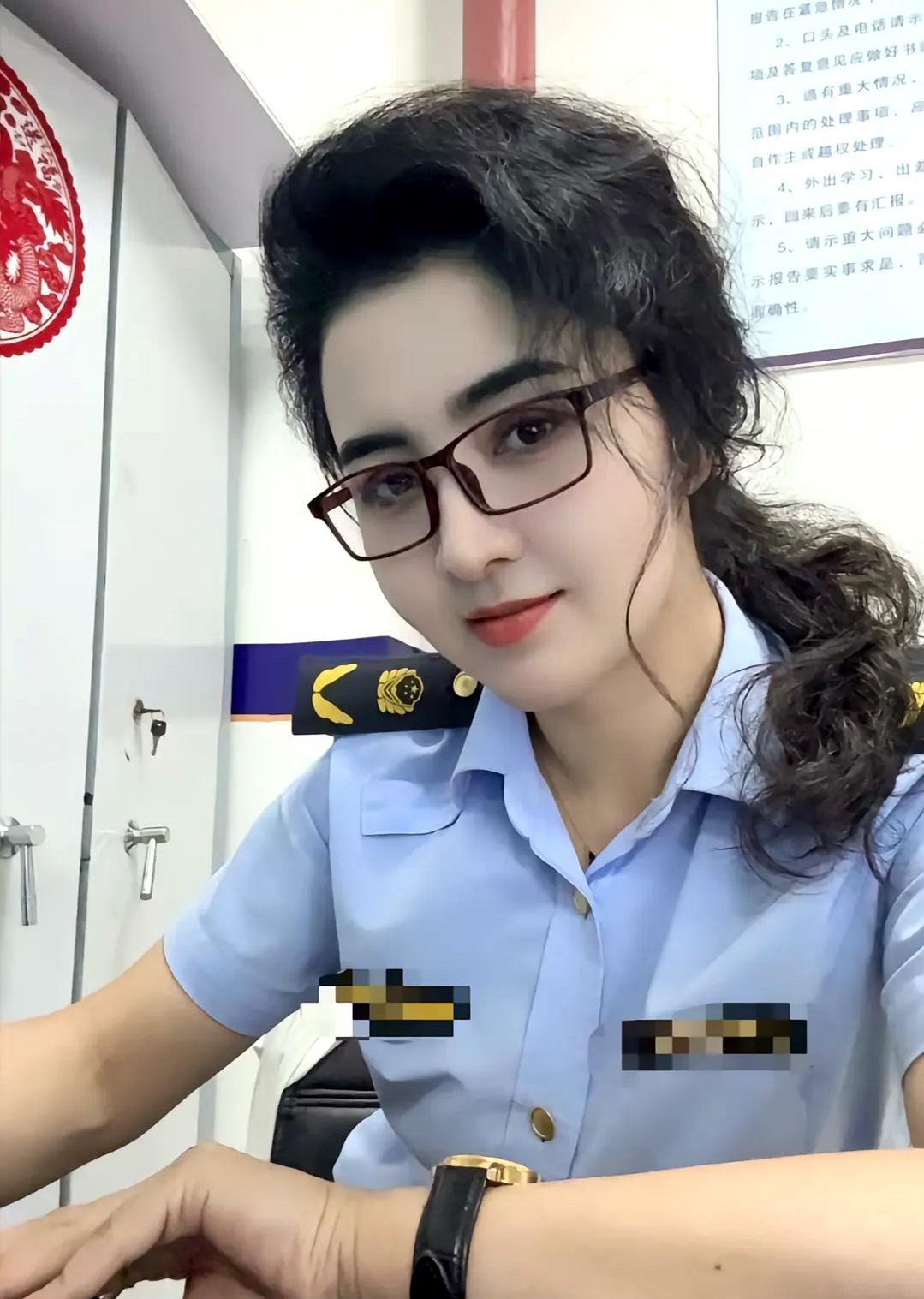 这个漂亮的新疆美女是什么兵种？
这个新疆姑娘长得可真好看！一头天然浓密的卷发梳成