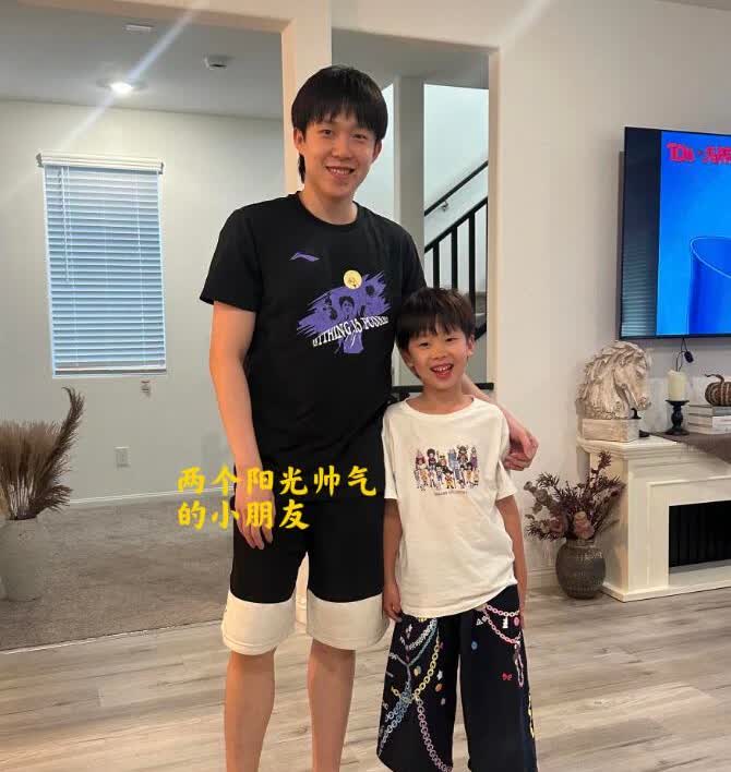哇塞！两个笑得好开心的阳光男孩[害羞]
原来是大胖的儿子凉皮和楚钦的合影
小