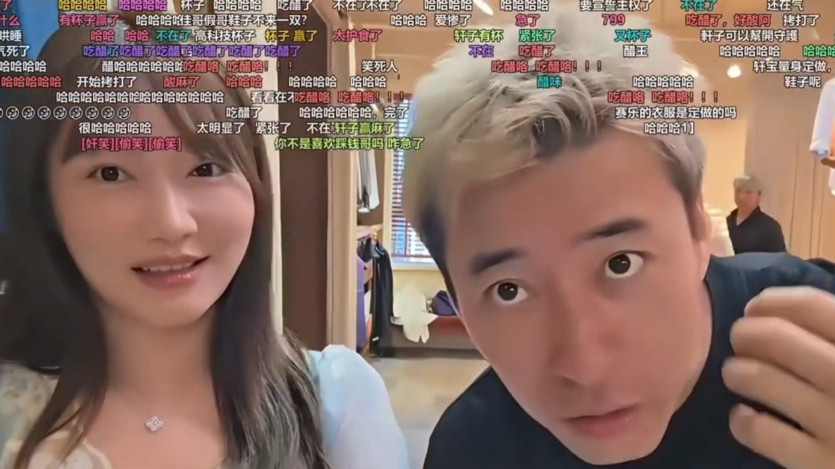 钱佳光临前妻婚纱店，轩子突然发消息“示爱”，网友：醋坛子翻了