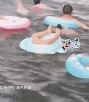 难不成又是家长玩手机？孩子差点出意外！



泳池边，惊险一幕上演。一个孩子突然