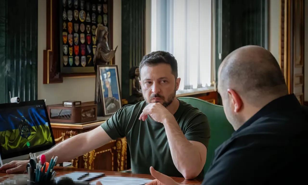 泽连斯基还是辞职吧！这个总统当的太不爽了！
要天天担心被俄罗斯的导弹炸到，要天天