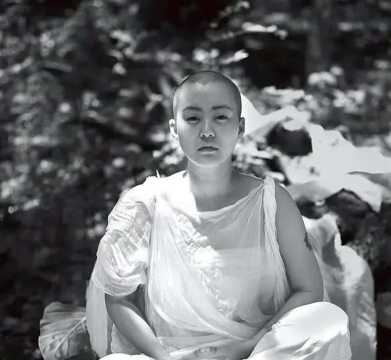 郝蕾有多牛
不查不知道，一查我跪了

邓超的演技不怎么样，但是
选女朋友