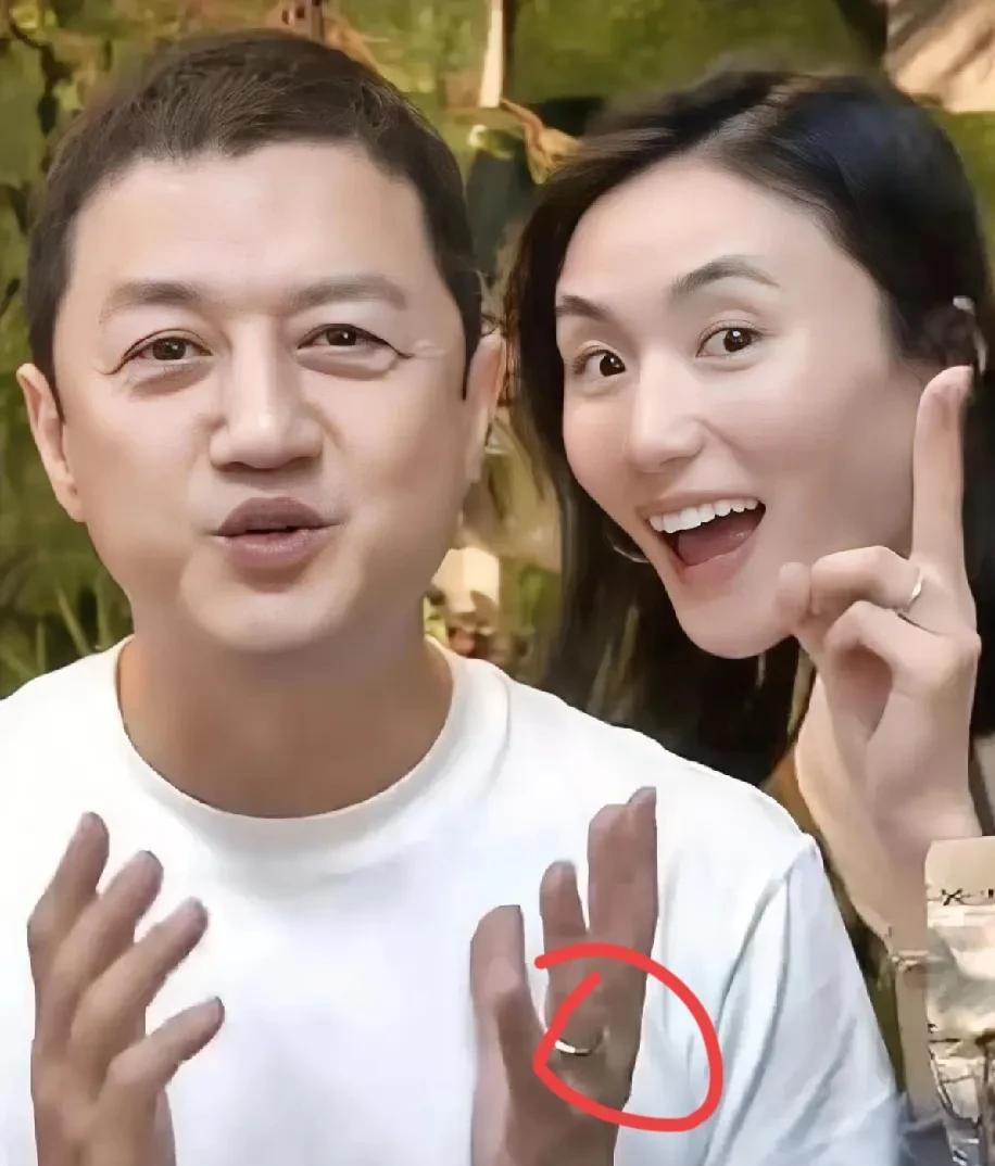 李亚鹏和王菲离婚，我忍了，
他让妻子海哈金喜住小房子我也忍了，
但有人说他做的这