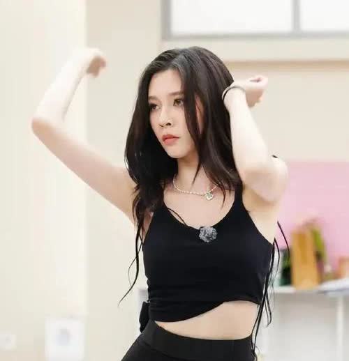 这回吴宣仪淘汰可能要保的冠军就是宋妍霏了，都是刚三十，都是女团系，不可能为了叶童