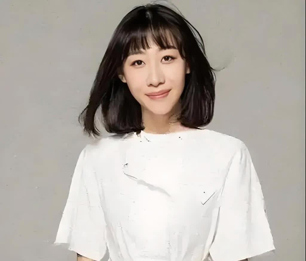 任素汐离婚这事儿，信息量有点大。
男方自述离婚半年后才知道真相，之前还帮情敌接