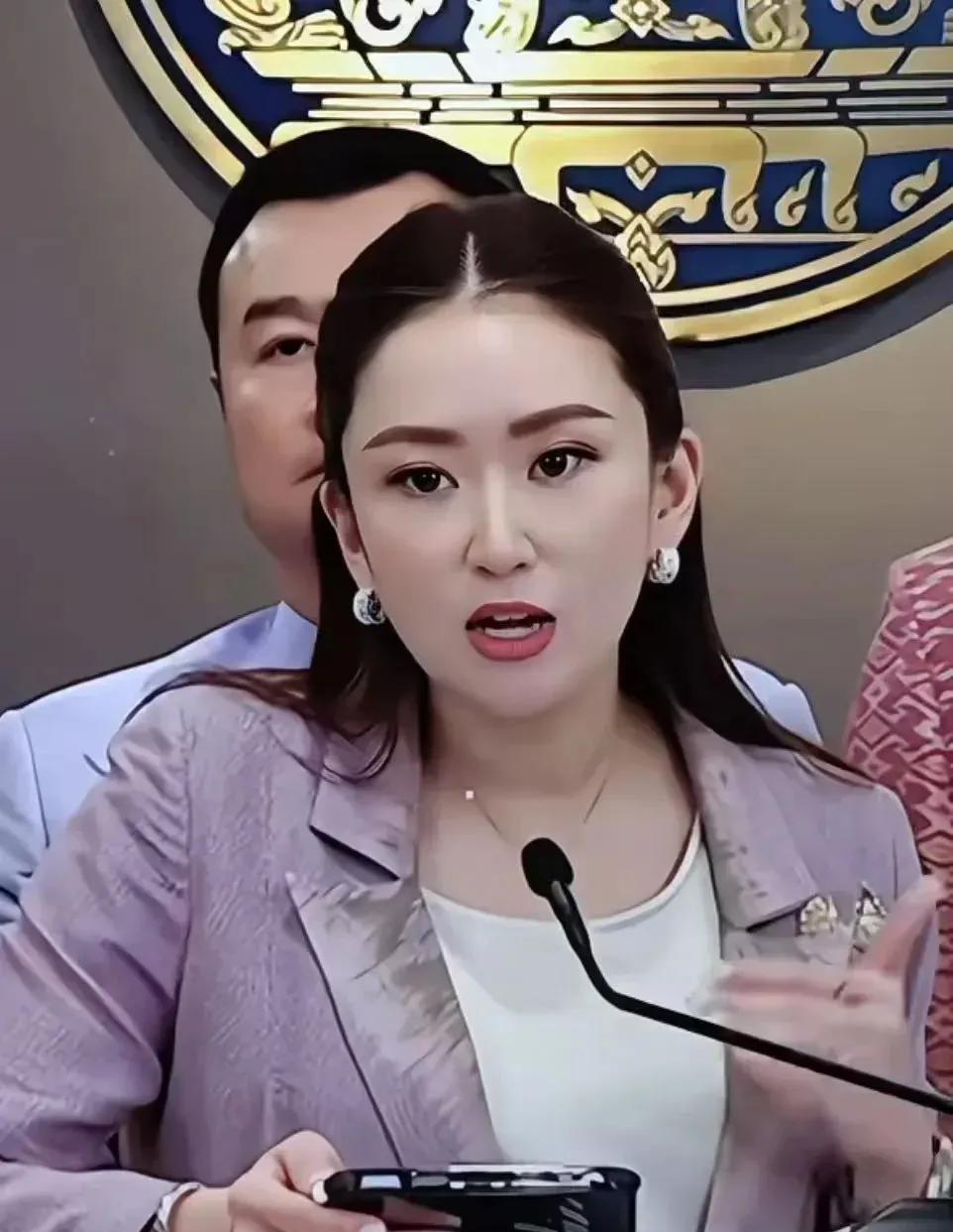 与他信家族彻底闹翻后，洪森出来落井下石，幸灾乐祸的说，泰国总理3月内必然下台，洪