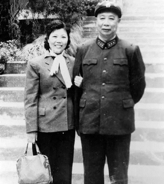这位上将被免职，待遇降低了，打电话给杨得志解决，按大军区正职
“1979年2月的