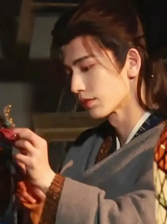 田曦薇与张凌赫路透 甜蜜对视超有氛围感