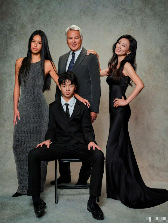 张庭晒全家福近照，儿子女儿都像是突然间长大了，面相和身高都是成年人的模样了。
