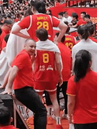 “小巨人”威力大！
中国女篮小巨人张子宇，虽然只有18岁，但她可是个“核武器”，