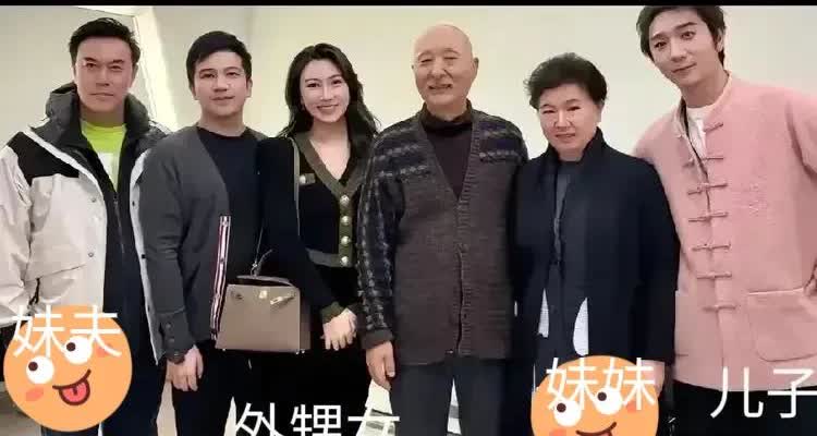 陈佩斯晒出了全家福。
他儿子陈大愚，妹妹陈丽达，妹夫张山，外甥女张嘉芸。
妻