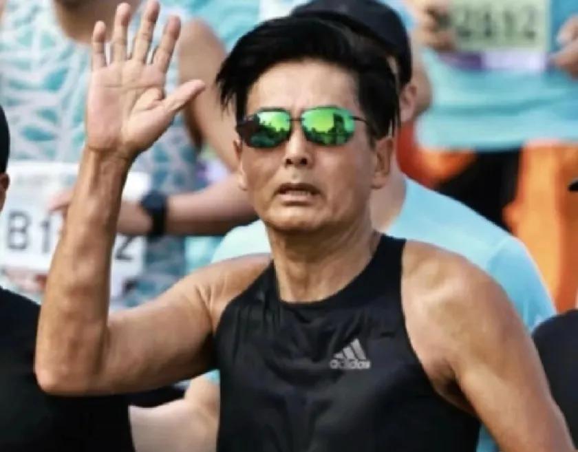 老法拉利也经不起这样跑啊，
看看周润发的手臂，好吓人。
总觉得他的运动过量了，还