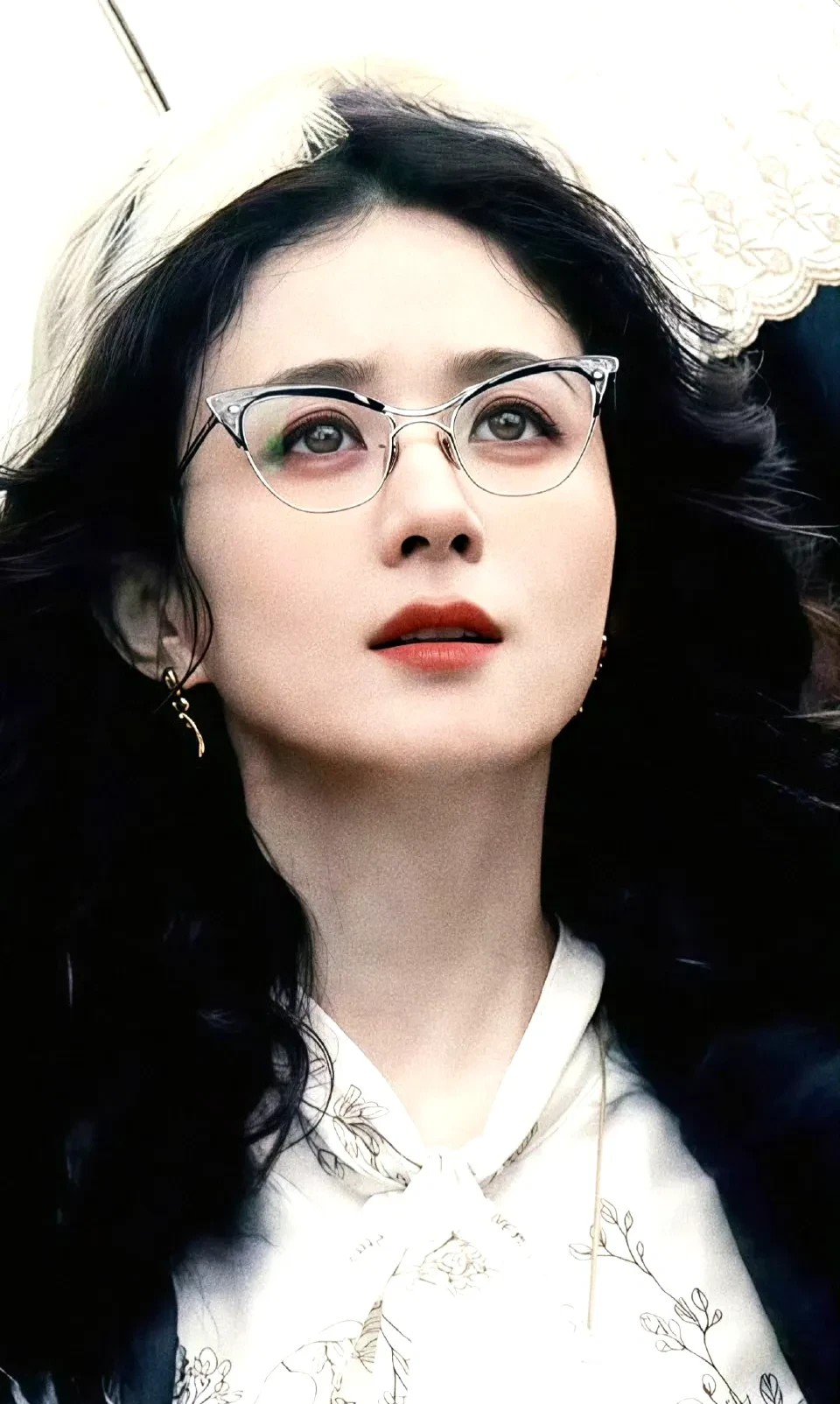 好美哦我们的颖宝
像魔法老师一样神秘优雅
眼镜好有造型感啊[送心]