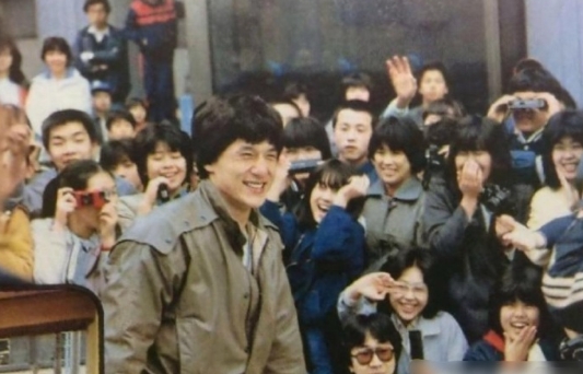 成龙活该出名，经久不衰，成龙拍戏一直推崇中国功夫，尤其晚年很多都在宣传中国文化。