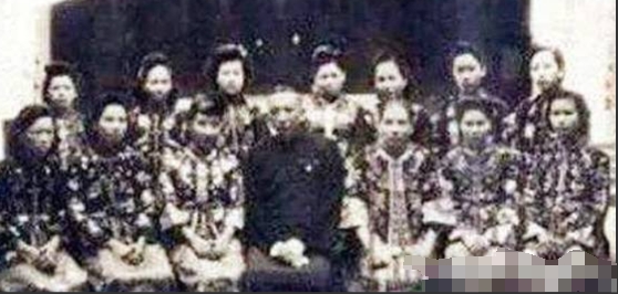 1974年，杨森迎娶了年轻的张灵凤。洞房之夜，就在杨森要行房事时，张灵凤哭着说：