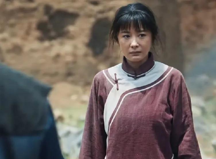 被杨幂《生万物》20集马子围村这段演技狠狠拿捏了！绣绣绝境中，怕得颤抖却仍勇敢站