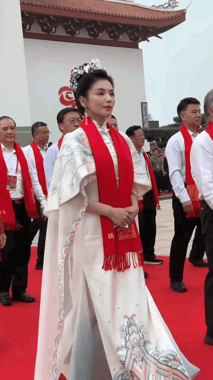 刘涛来福建参加妈祖活动，站在她旁边的都是亿万富翁，也只配给她拍照。
刘涛饰演过妈