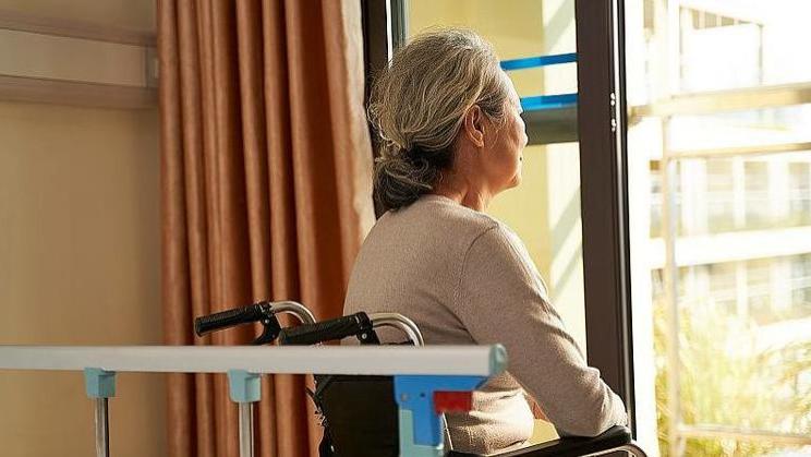 公婆住进我80万的陪嫁房，还想让小姑子住我爸妈买的复式楼？我：没门